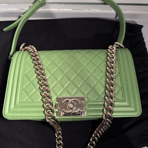 Chanel 19P green lambskin quilted medium boy bag with light gold hardware - Picture 8 of 10